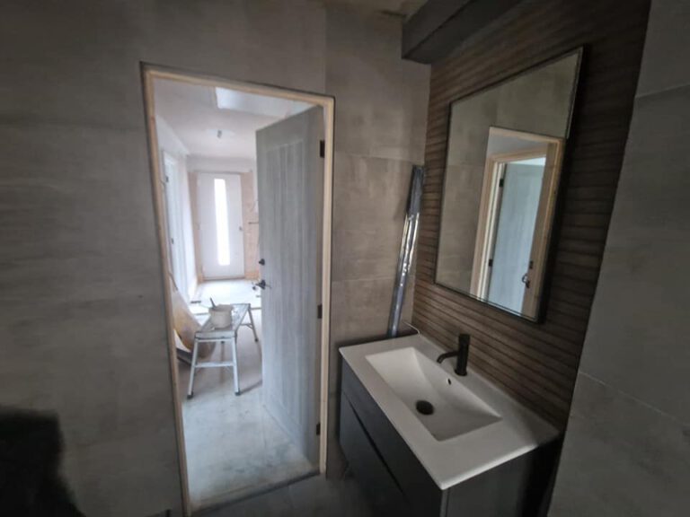 Bathroom with grey walls and a wood-effect feature wall